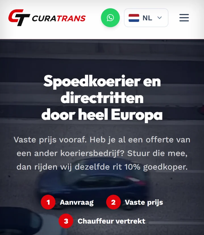 Website van CuraTrans op een smartphone