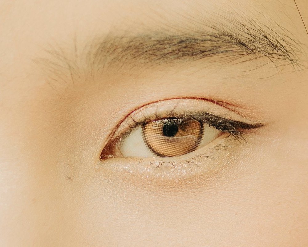 A thin, soft liner along the lash line with a small wing