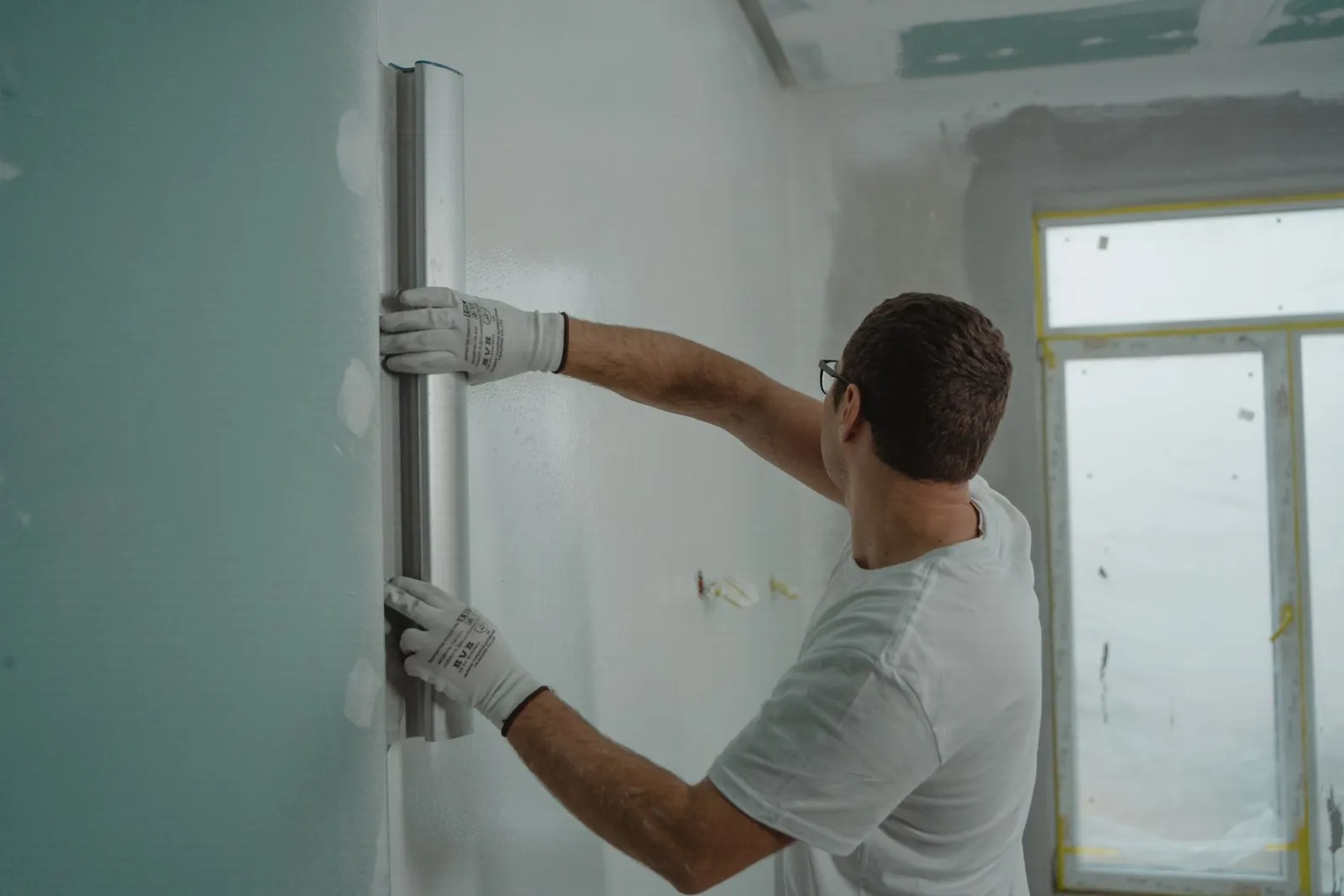 A Brandt plasterer smoothing a fresh wall
